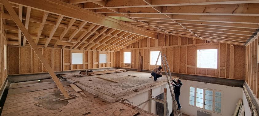 In terieur de la maison en cours de surélévation par murs à ossatures bois