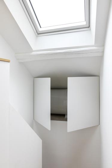 chauffe eau intégré dans l'escalier pour gagner de l'espace