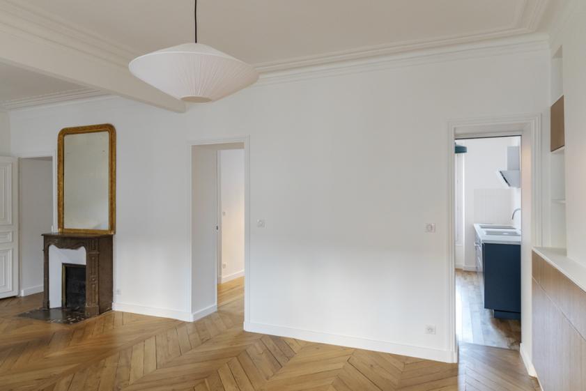 Les deux pièces existantes sont réunies pour former le salon