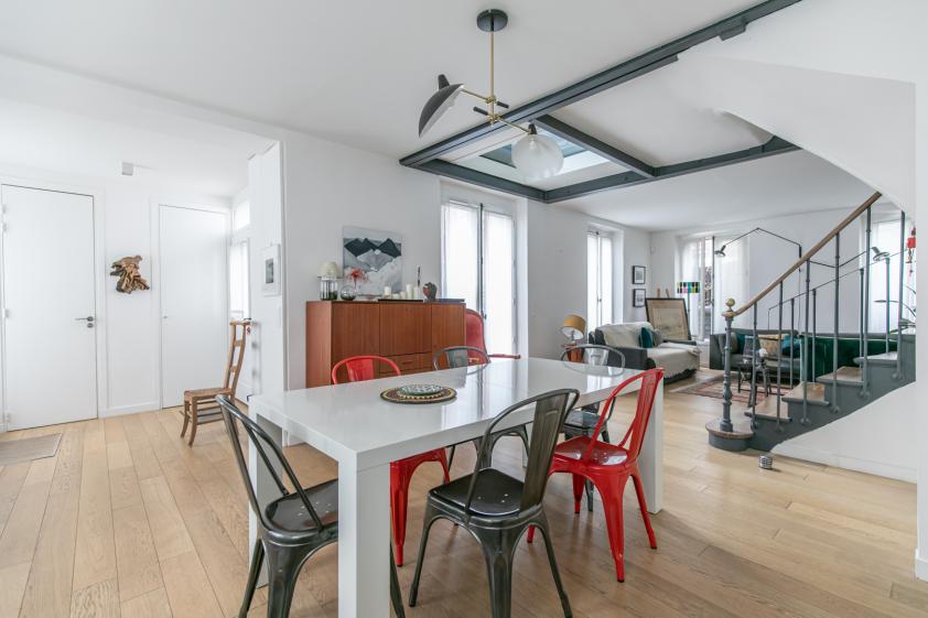 pièce de vie avec structure apparente et plancher en verre