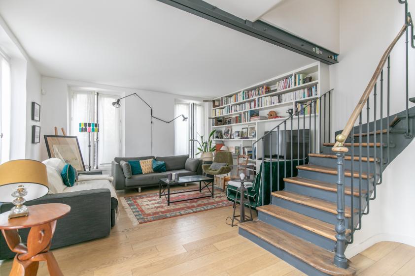 salon avec bibliothèque menuisée