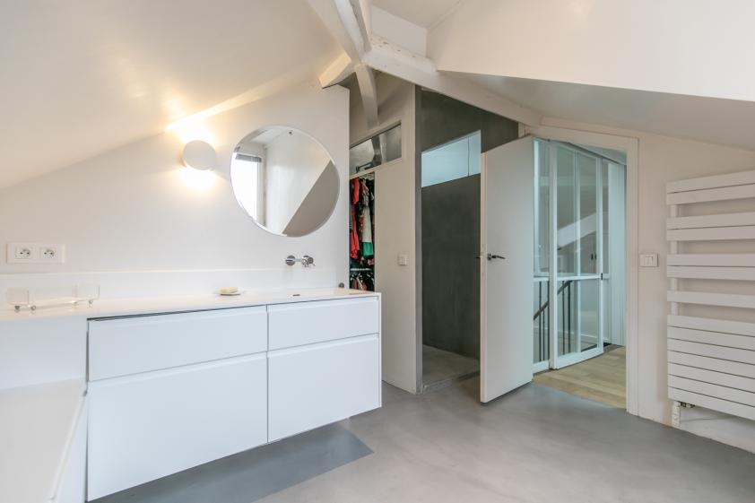 SDB master avec douche en béton cité