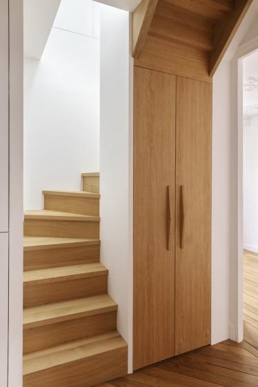 Escalier créé pour accéder au nouvel étage en duplex dans les anciens combles. 
