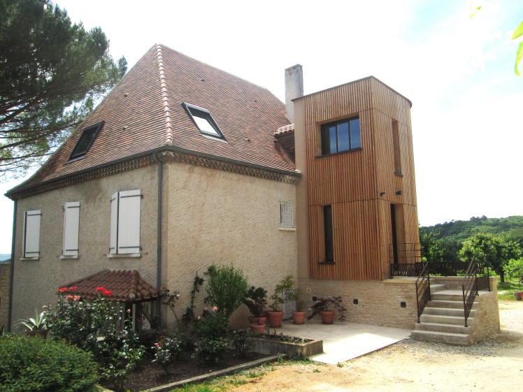 Façade d'entrée avec extension