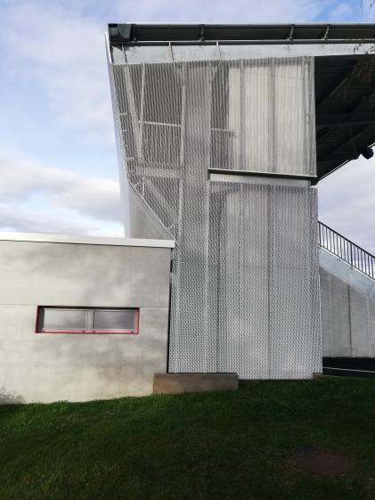 Tribunes et vestiaires