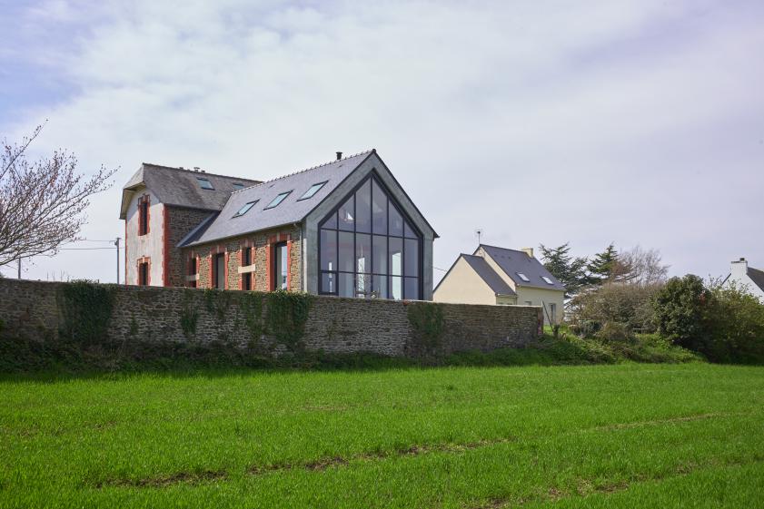 Maison dans une ancienne école, création d'un pignon vitré vue sur mer