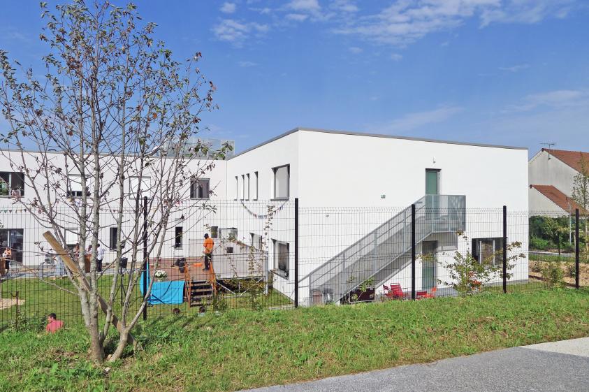 Vue de puis la coulée verte - Jardin arrière du foyer médicalisé