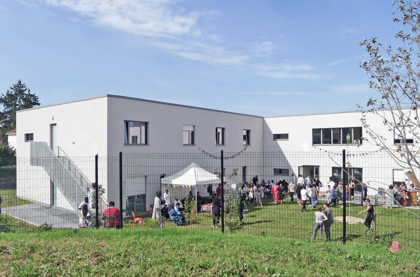 Vue de puis la coulée verte - Jardin arrière du foyer médicalisé