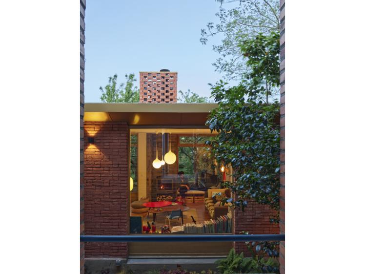 Extension dans un jardin, à la tombée de la nuit
