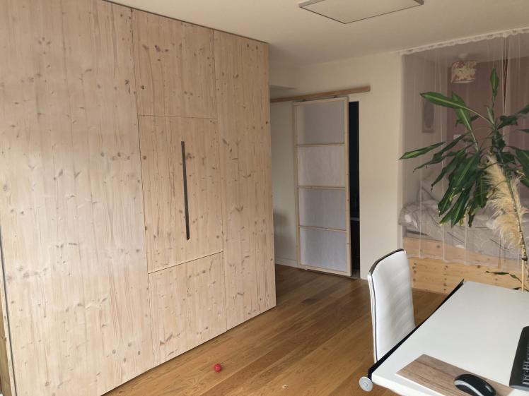 Séjour avec meuble modulable en bois