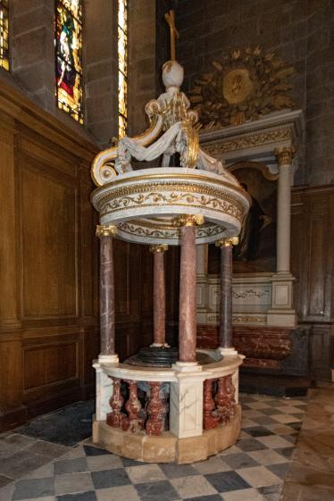 Vue générale des fonts baptismaux