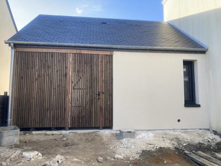 Façade nord avec tasseautage bois et enduit