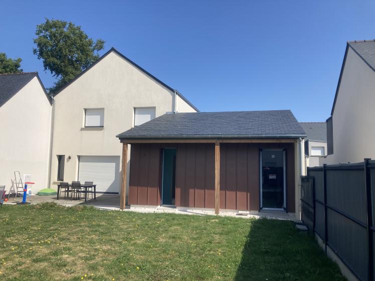 Façade sud avec bardage zinc rouge brun