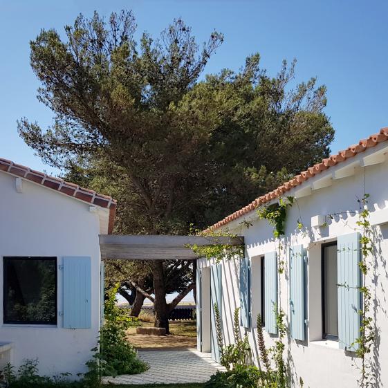 Vue du passage entre les deux batiments