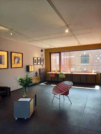 Maison de ville et atelier d’artiste - le séjour vue vers la rue