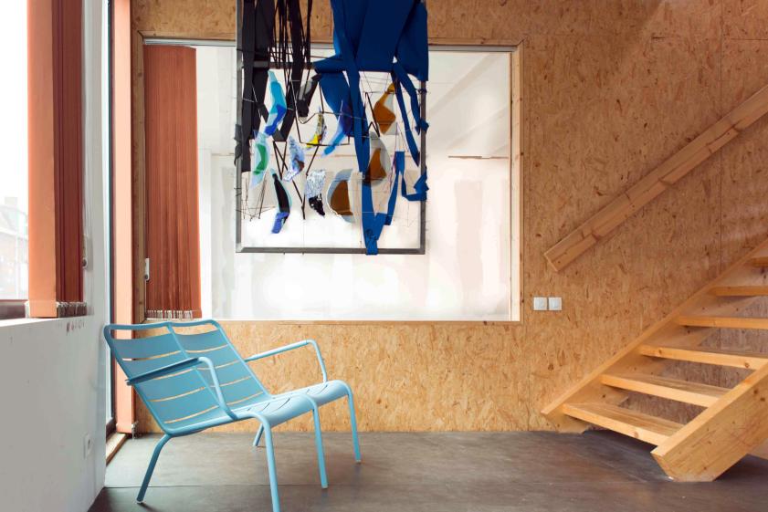 Maison de ville et atelier d’artiste - vue d'une fenêtre donnant sur l'espace atelier