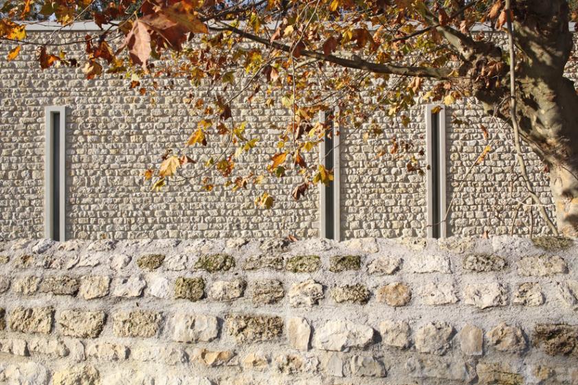 façade en moellons du bouteiller du chateau de la Tour de By. Photographie Agnès Clotis