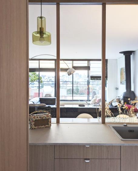 Verrière en chêne ouverte sur salon