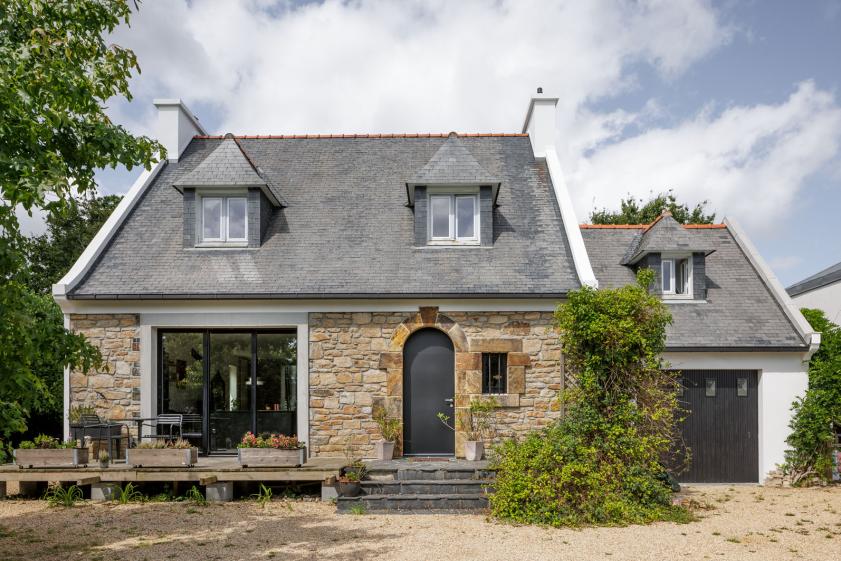 Le caractère originel de cette façade a été gardé. Seulle une baie vitrée à trois vantaux a remplacé l'ancienne fenêtre, plus petite.