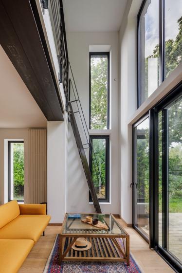 Les Maîtres d'ouvrage désiraient une échelle de meunier pour accéder à la mezzanine. Sa fonction est autant esthétique que ludique, car l'étage est accessible depuis un escalier situé dans le hall d'entrée.
