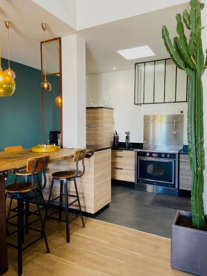 Vue sur la cuisine ouverte