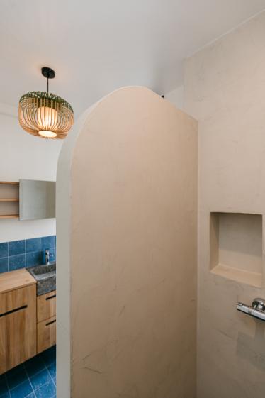Béton ciré dans la douche avec niche