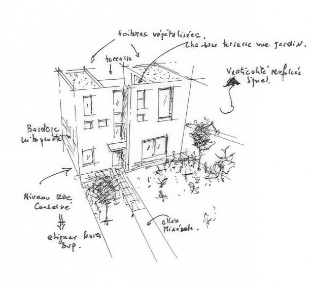 Cette image montre une maison moderne à façade blanche avec des fenêtres étroites et verticales. L'entrée dispose d'une porte gris foncé entourée de luminaires muraux. À gauche, un mur en béton texturé borde une allée où sont garés des vélos. À droite, un jardin bien entretenu avec un arbre aux feuilles rouges apporte une touche naturelle. L'ensemble dégage une atmosphère minimaliste et épurée.