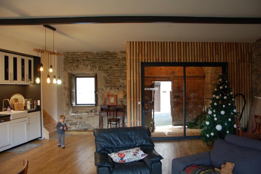 SAS d'entrée qui permet de conserver la porte de grange traditionnelle