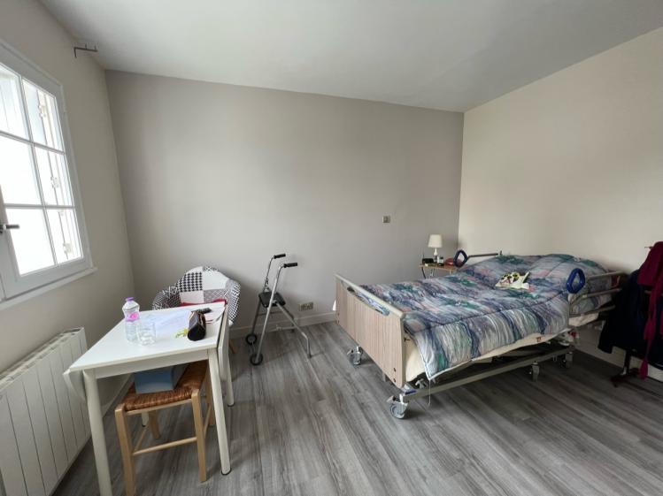 La chambre avec le lit médicalisé