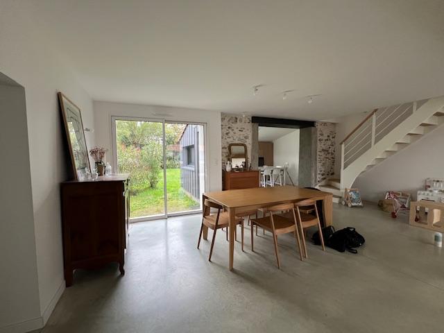 Le mur de refend a été enduit à pierre vue  . le choix de sol beton ciré modernise cet intérieur