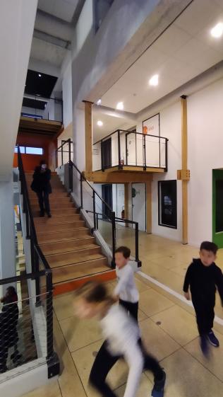 Escalier sur salle anniversaire