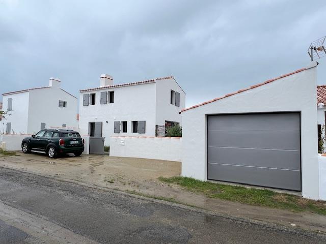 cote rue, deux stationnement exterieur a la parcelle, et le muret typique de noirmoutier