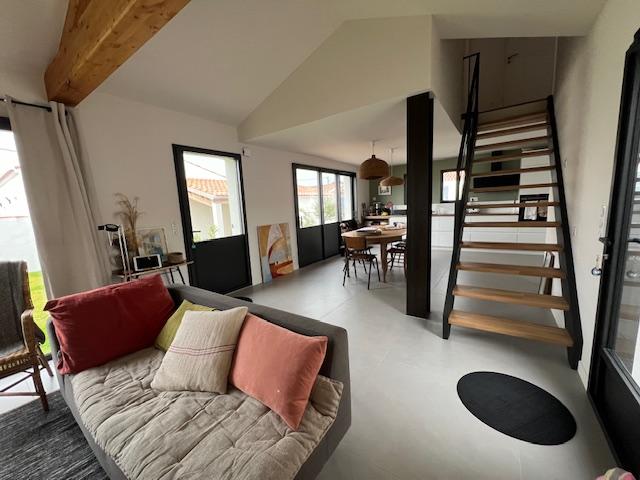 le piece de vie s ouvre sur le jardin et le patio , elle est 3 orientations
