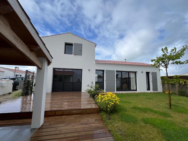 le jardin se deploie entre la maison et le garage 