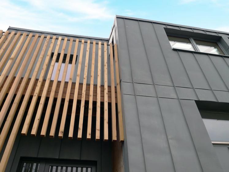 Façade Zinc joint debout - garde corps bois - vue depuis la rue