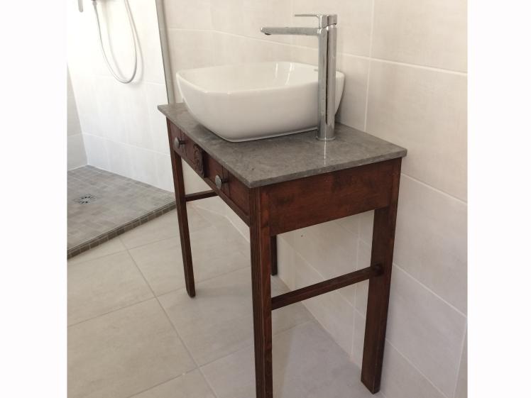Meuble chiné et modifié pour recevoir un lavabo