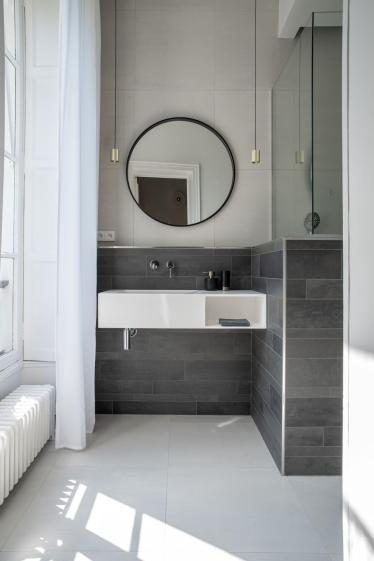 Salle de bain, haut de gamme, carrelage, douche et baignoire. 