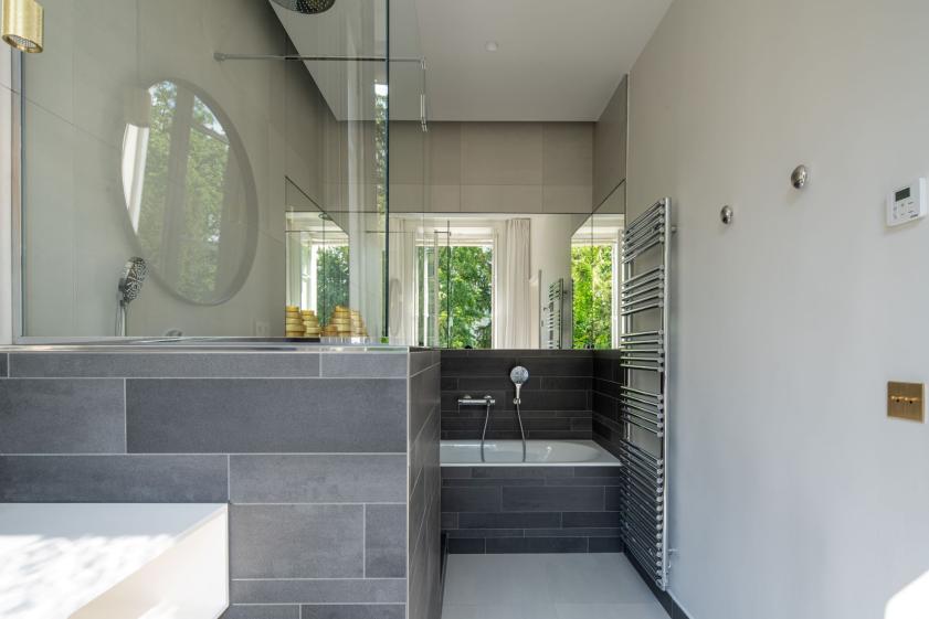 Salle de bain, haut de gamme, baignoire, miroirs 
