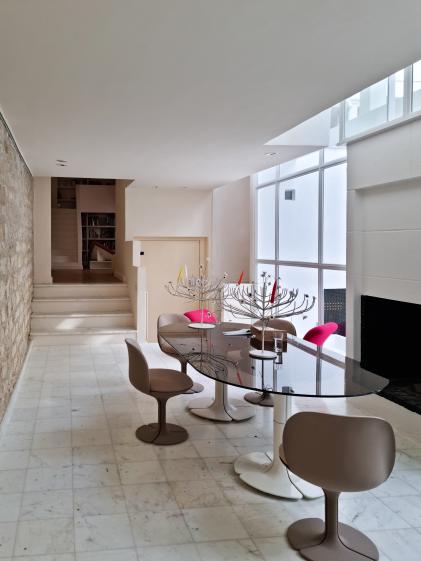 l'espace de réception devant la cheminée et le mur rideau