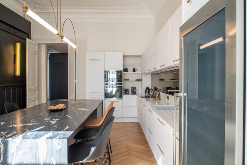 Vue de la cuisine, sur-mesure; plan de travail, îlot central, mobilier séléctionné