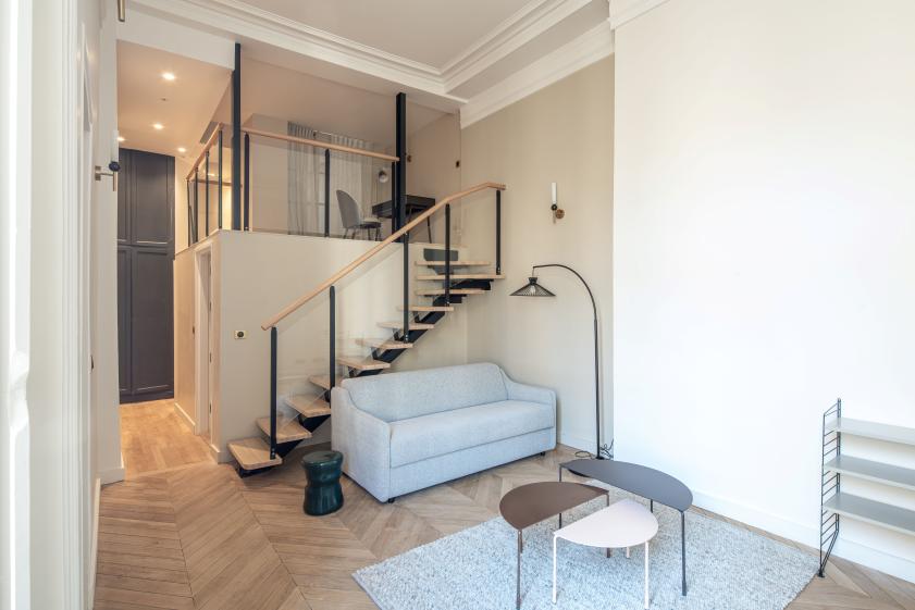 Vue de l'arrière cuisine, après travaux, création d'une mezzanine, salle de bain intégrée