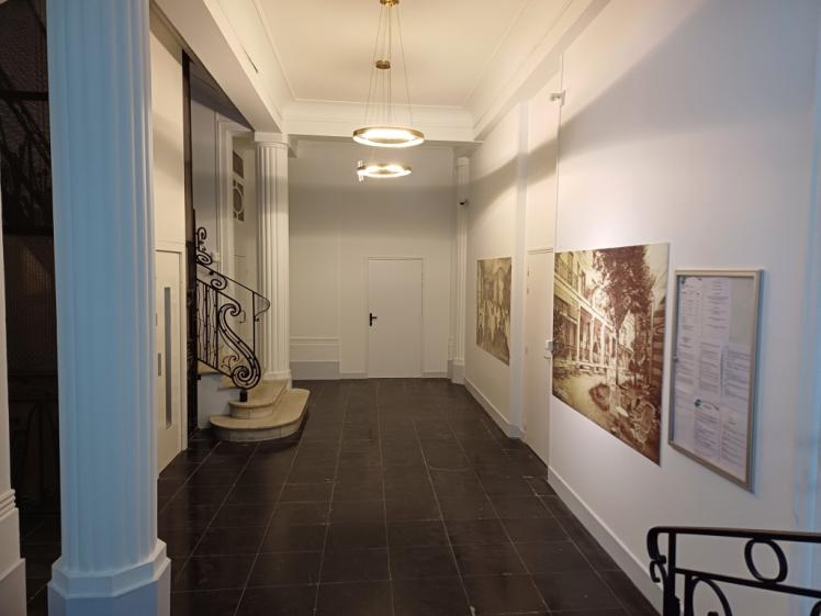 Vue du hall ascenseur  réhabilité