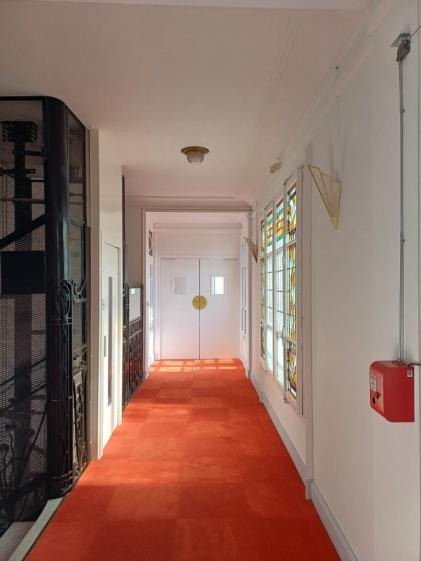 Vue d'un palier d'étage réhabilité