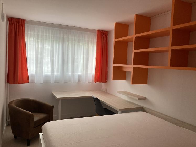 T1 APRES TRAVAUX - CHAMBRE COIN BUREAU