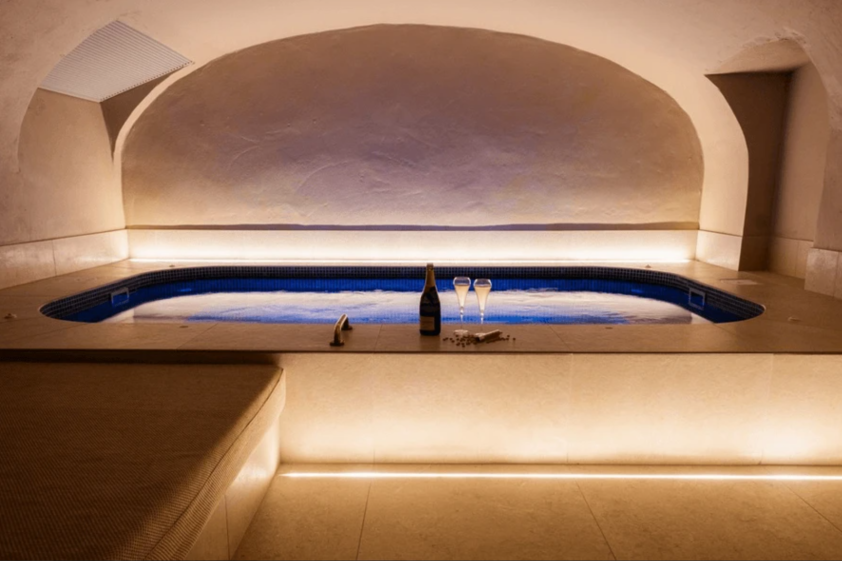 le spa caché dans le sous-sol de l'hôtel