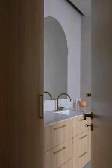 La salle de bain en béton ciré et menuiserie sur mesure