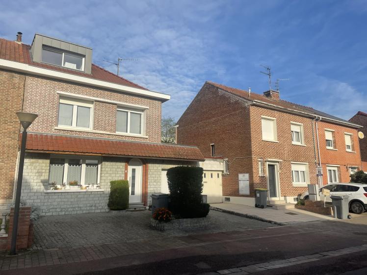 Maison mitoyenne par la garage de celle d'un autre client en 2021