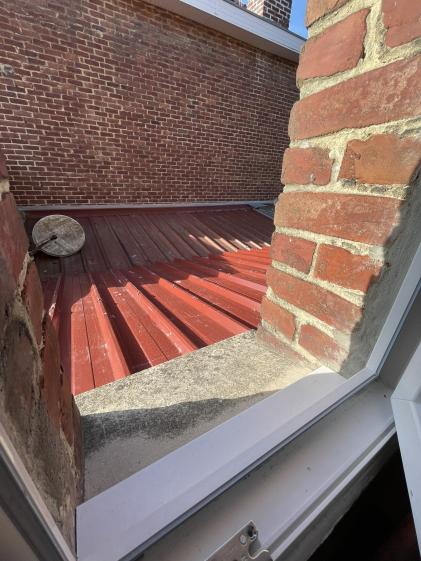Dans l'escalier Fenêtres remplacées, vue sur toiture du garage.