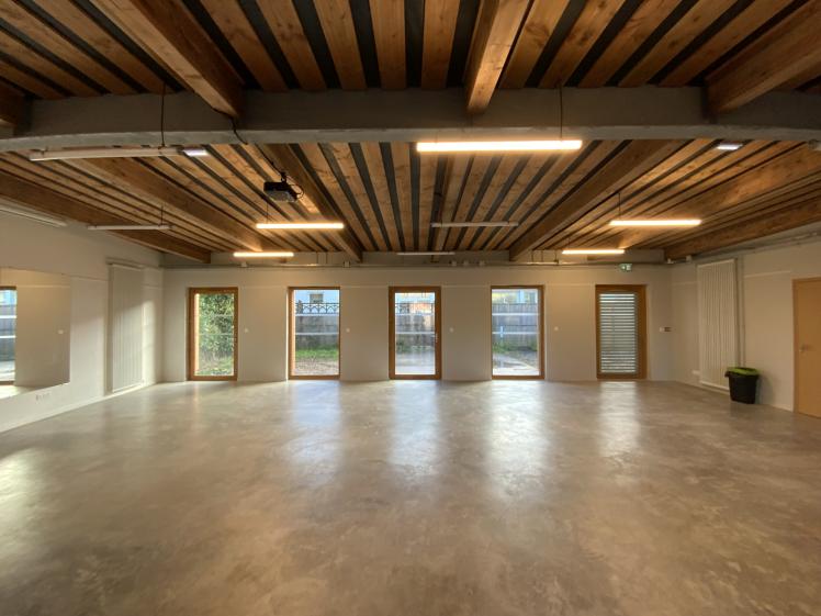 Le traitement acoustique par un plafond bois brut