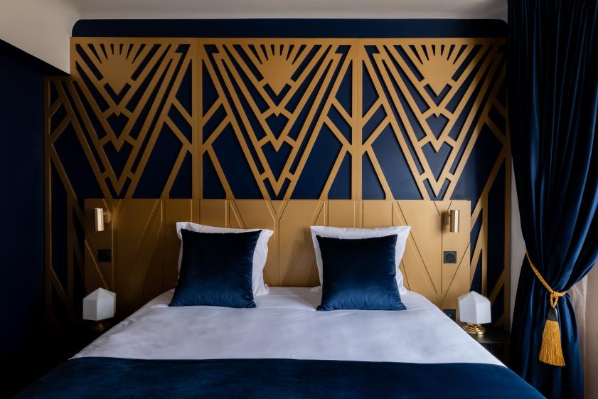 Les chambres deluxes avec des têtes de lit menuisées